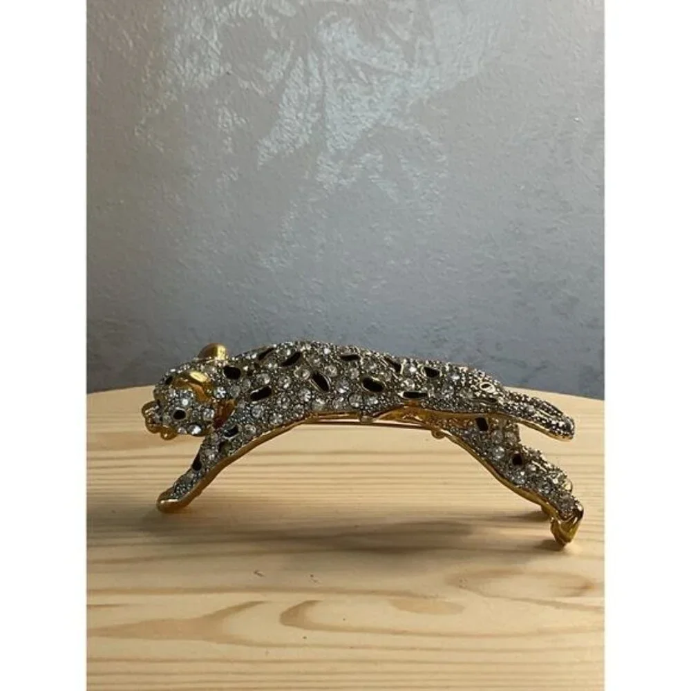 Elegant Gold & Rhinestone Encrusted Shoulder Leopard Brooch - Picture 4 of 7